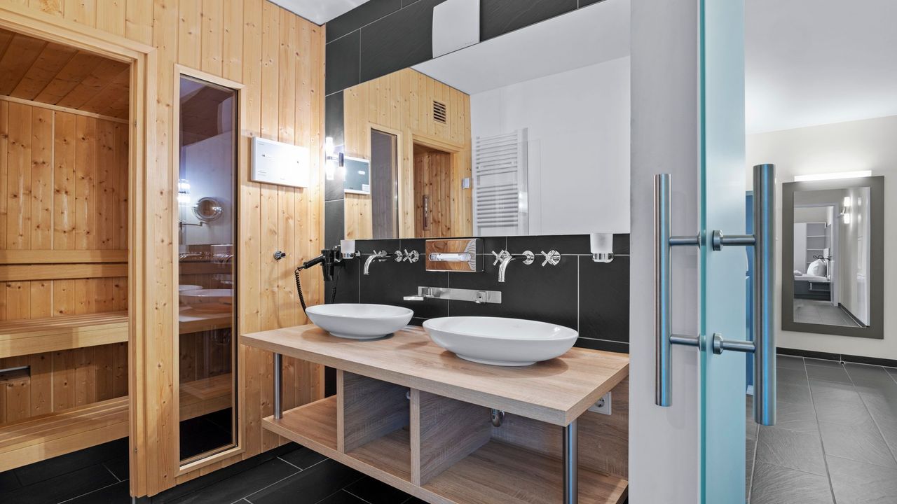 Badezimmer mit Waschtisch und Spiegel Badezimmer mit Waschtisch und Spiegel